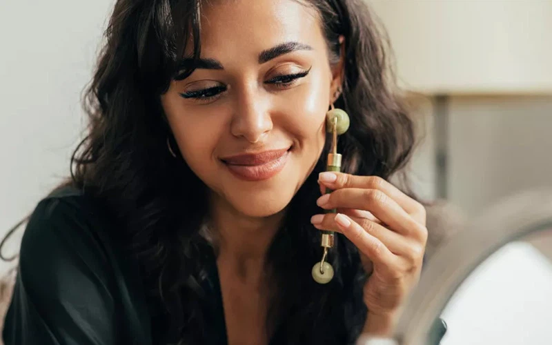 how do you use a jade roller