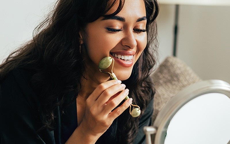 where to use jade roller on face