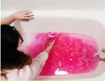Bom tắm màu có làm bẩn bồn tắm của bạn không