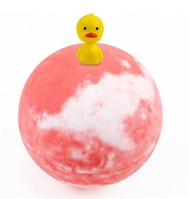 Bom tắm với đồ chơi gà trên đầu